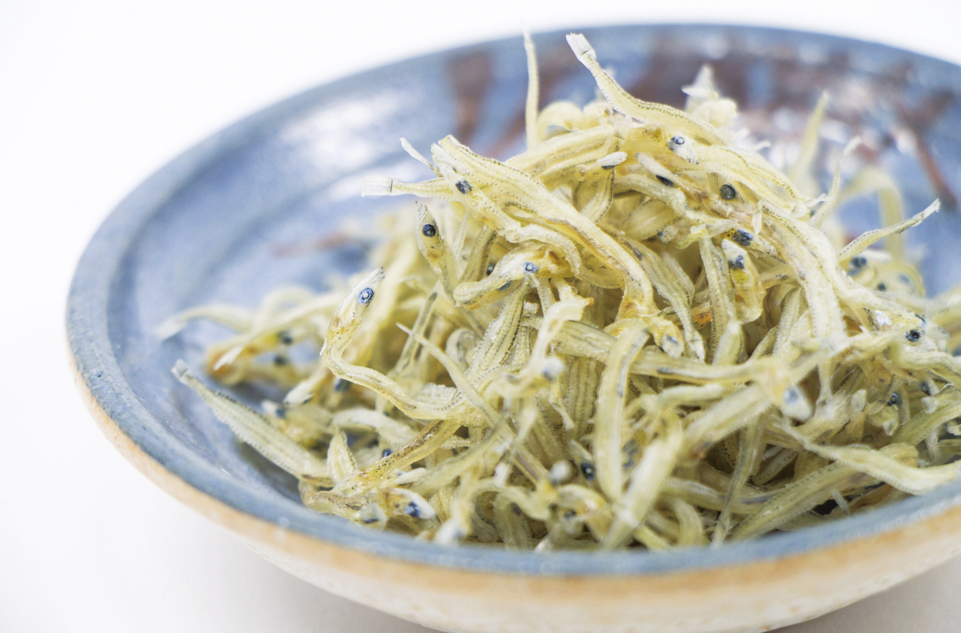 「小女子」こうなご　骨ごと食べられる魚の代表格です！