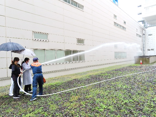 新人職員による消火訓練を実施