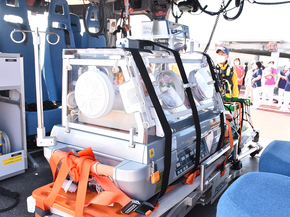 災害時にも赤ちゃんを全力で守る─ バッテリー搭載搬送用保育器（クベース）を導入