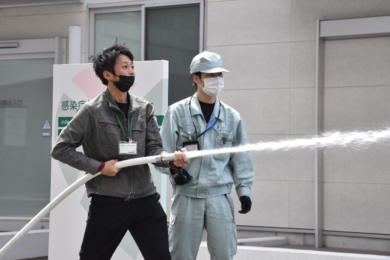 新人職員・病院関係者による消火訓練